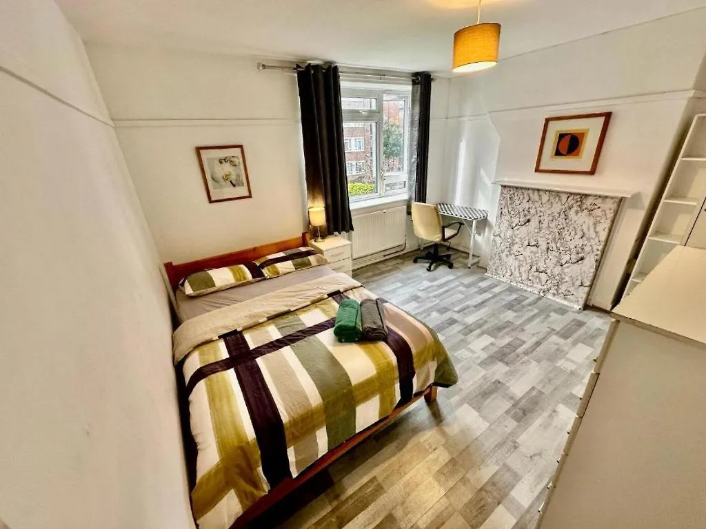 Aldgate East Rooms R2 London