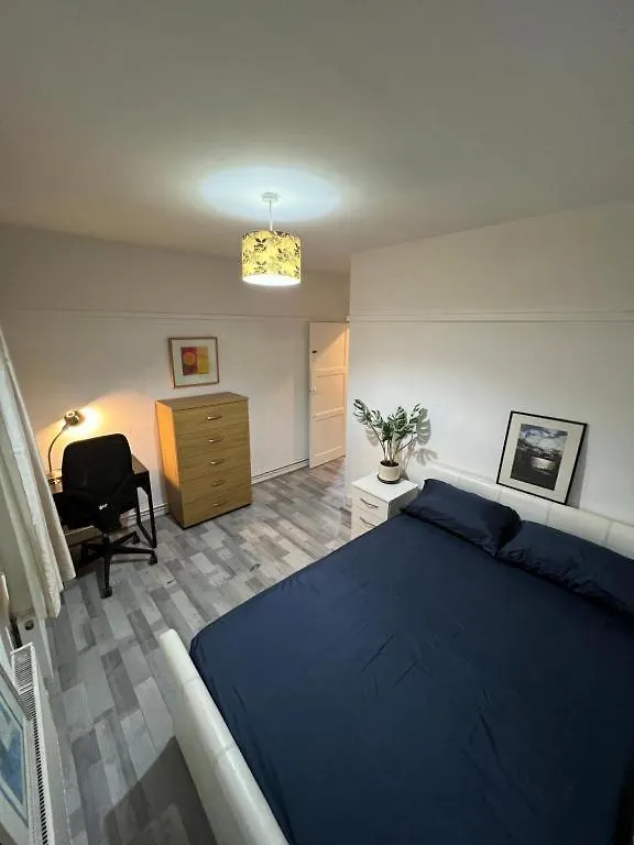 Aldgate East Rooms R2 London United Kingdom